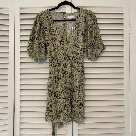 NEW Urban Outfitters size medium Ditzy Floral Print Tie Back Puff Sleeve Romper - Picture 1 of 14